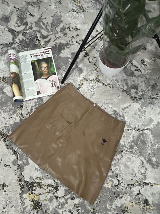 Шкіряна спідниця кольору капучіно.