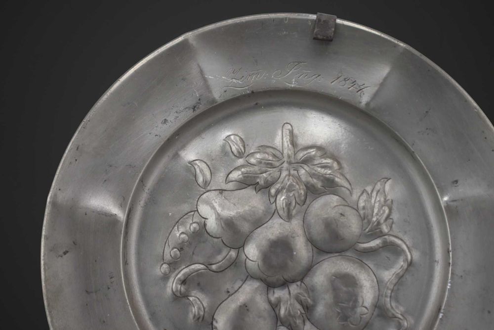 Rękodzieło  Stary talerz cynowy z dekoracją roślinną 1841r b6/020157