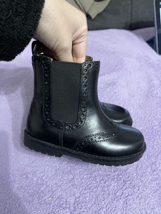 Новые! Кожа! ботиночки челси  Zara на девочку 25 р