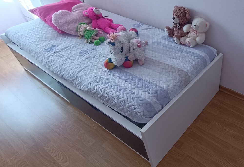 Cama solteiro IKEA com colchão