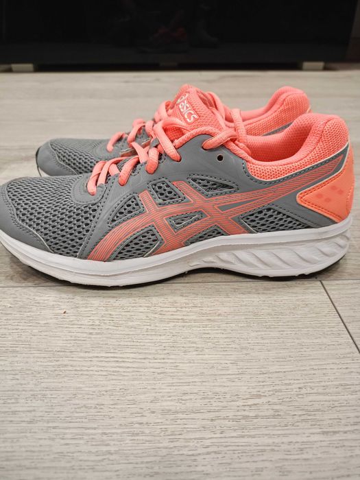 Sportowe buty damskie.
