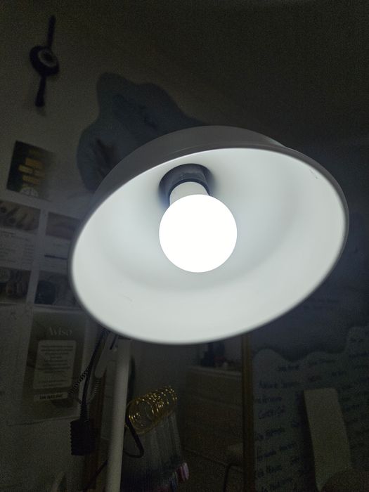 2 candeeiros com lâmpadas led branco frio