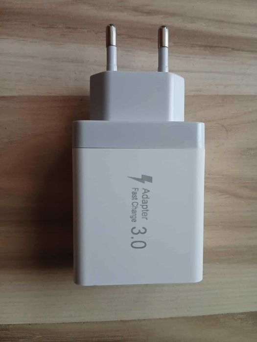 Dwie kostki do ładowania USB + USB-C czarna i biała (4 wejścia)