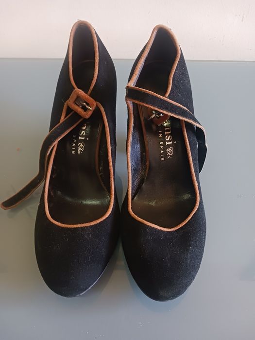 Sapatos de cerimónia de camurça preta com salto invulgar