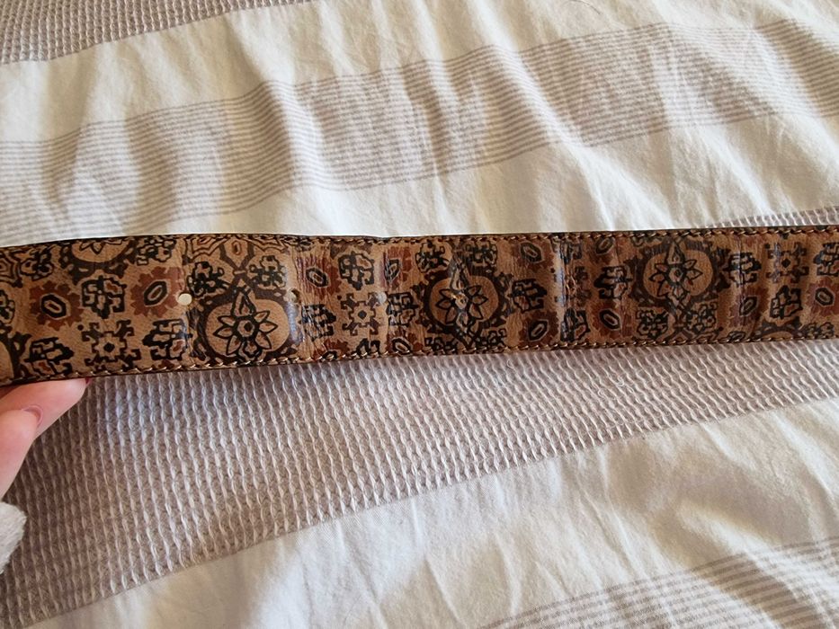 Cinto castanho com motivos, em pele e forro sintético