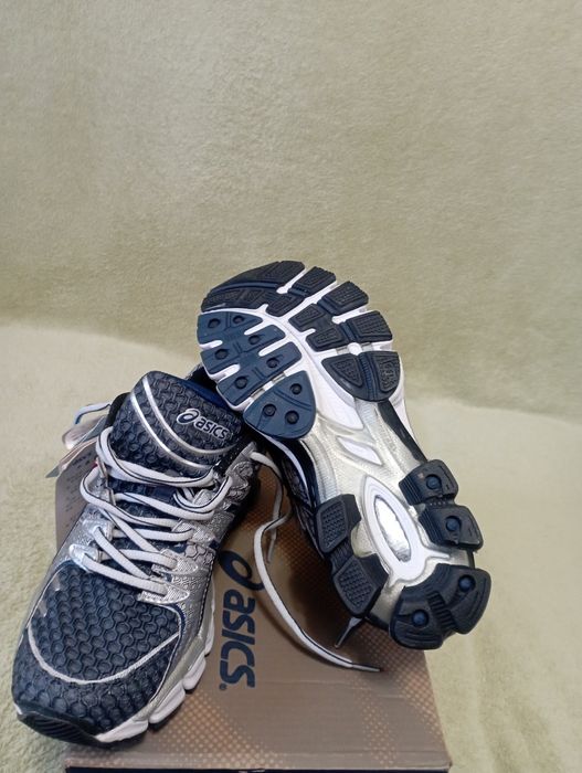 Оригінал 100% Кросівки Asics r37