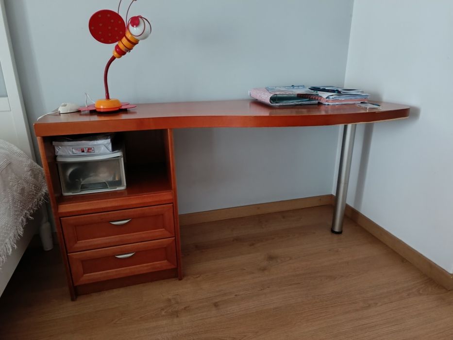 Secretária com gavetas