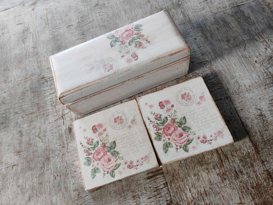 Pudełko i podstawki drewniane zdobione techniką decoupage.