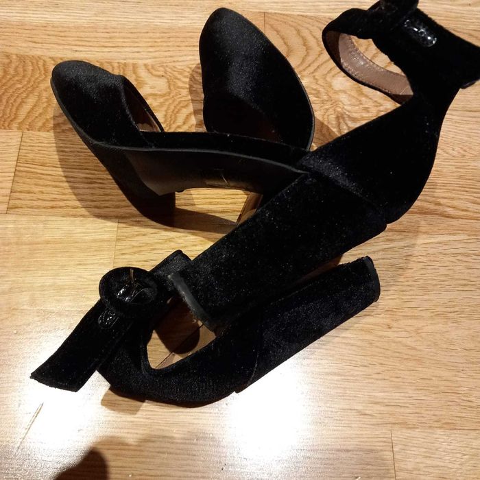 2 pares de sandálias bem estimadas