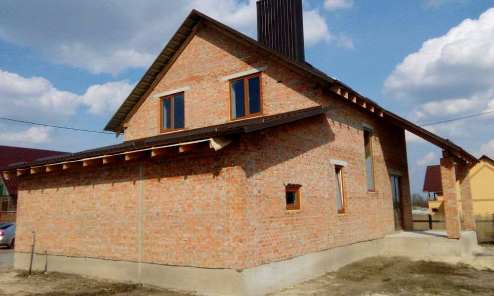 ПРОДАЄТЬСЯ новий 3-К будинок з червоної цегли: комфорт та надійність