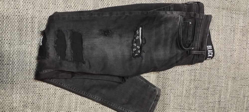 Czarne spodnie 30/30 gumowane z New Yorker