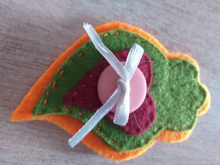 coração alfineteira de peito.