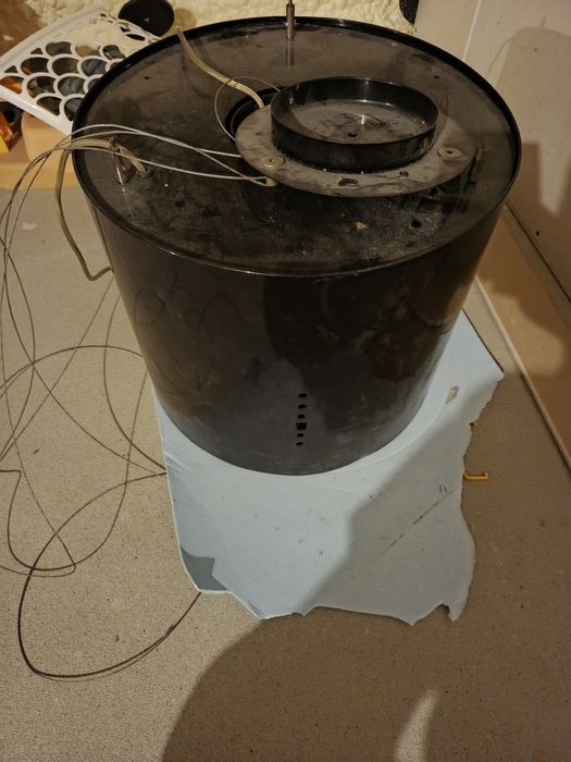 Okap wyspowy uszkodzony