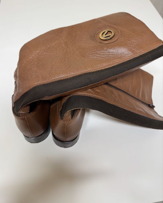 Bota castanha cano alto