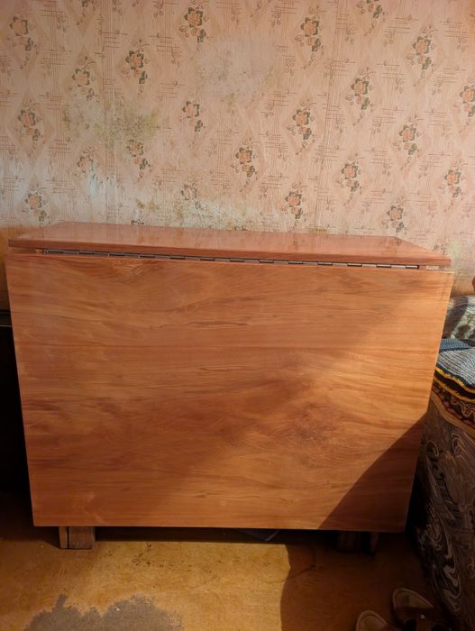 Обеденный стол из натурального дерева