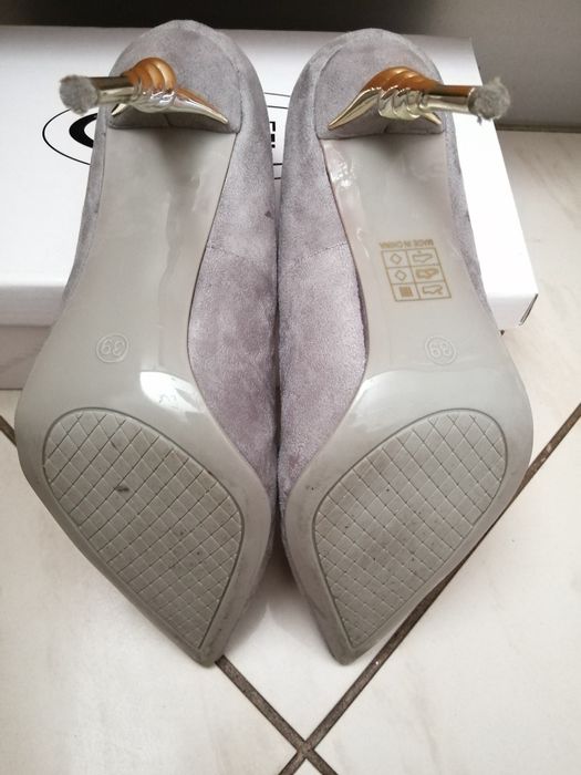 Szare buty na ozdobnym obcasie