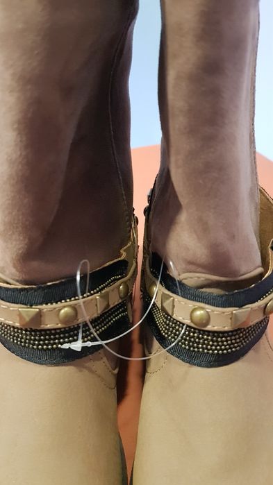 Botas com aplicaçoes