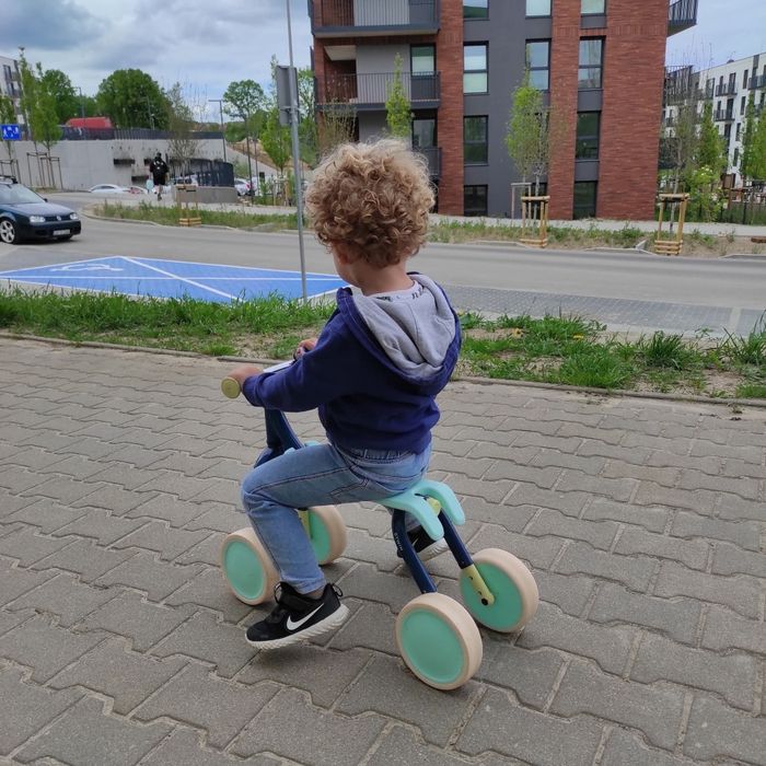 Bardzo bezpieczny stabilny rowerek biegowy Decathlon