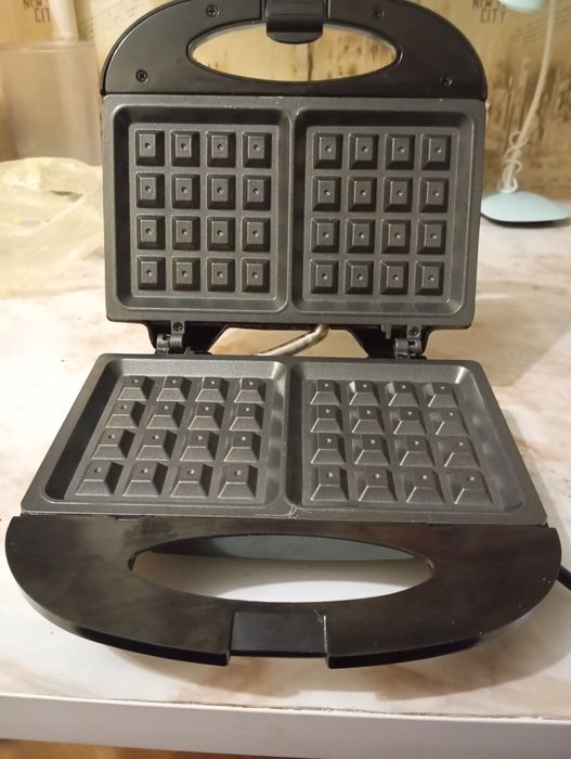 Электрическая вафельница HOME 4U.