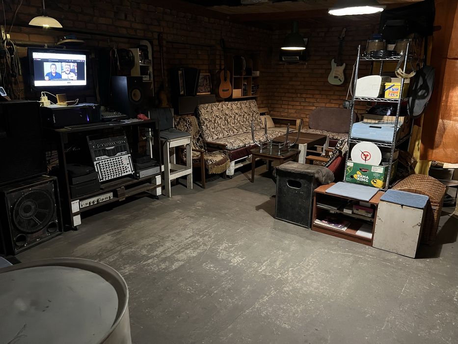 Продам участок 10 соток з будівлями центр міста