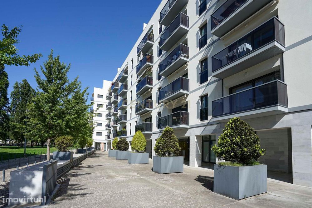 T2 Premium com Suíte, Varanda e 2 Lugares de Garagem | Parque das Naçõ