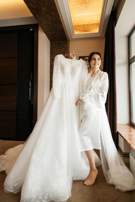 Весільна сукня зі шлейфом