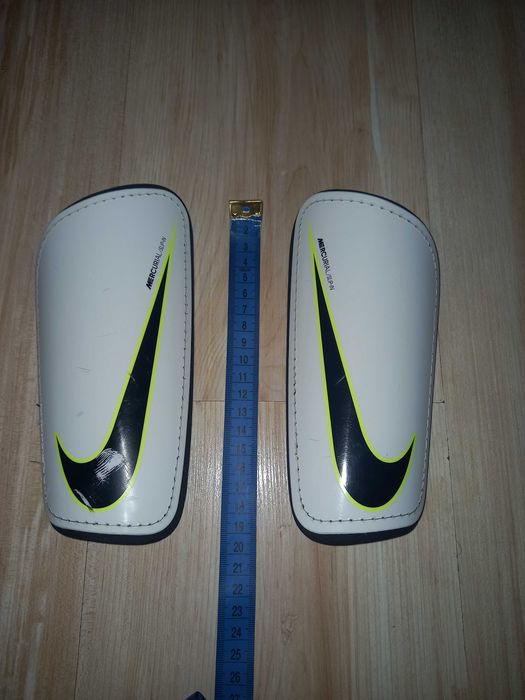 Футбольные щитки Nike