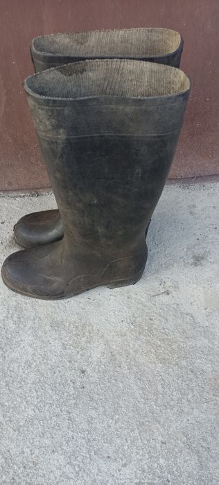 Продам ризинову обув в гарному стані