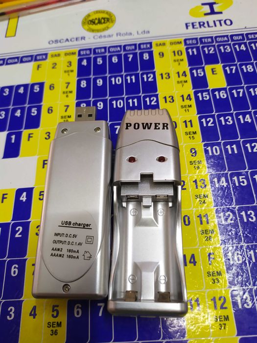 Carregador pilhas portátil USB AA e AAA