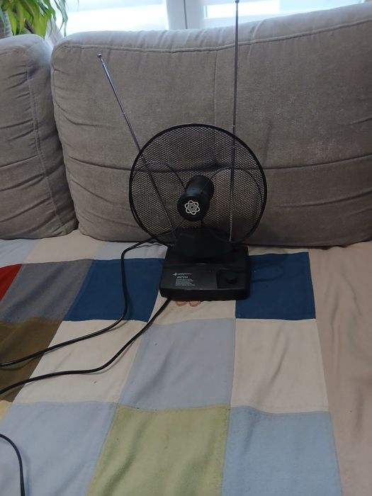 Antena pokojowa aktywna.