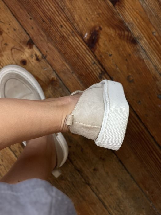 Бежеві замшеві лофери