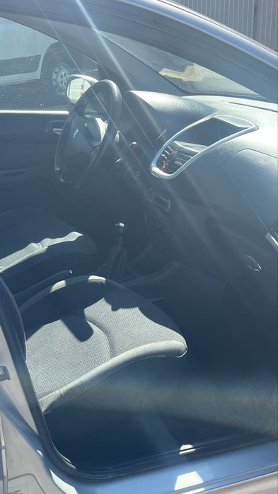 Автомобіль Пежо 206 +
