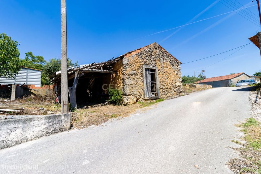 Ruina em  Casais da Abadia ,Caxarias, Ourém