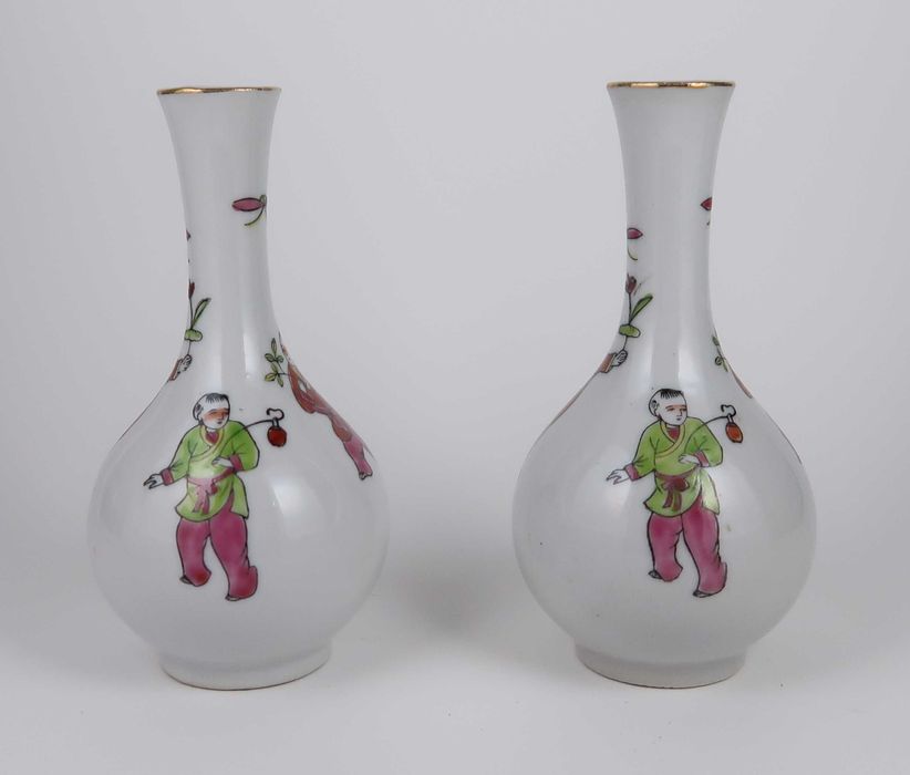 Par de jarras orientais pequenas