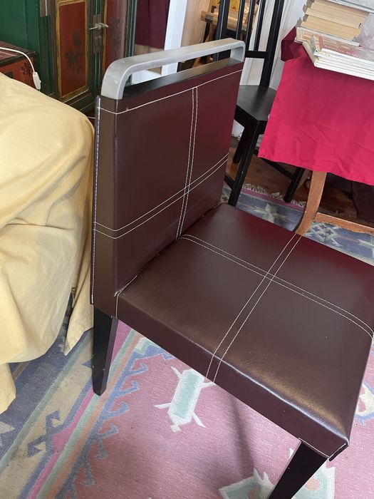 Cadeira forrada a pele