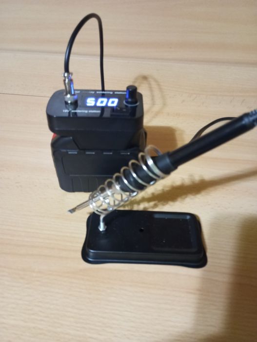 Аккумуляторный паяльник Макита.