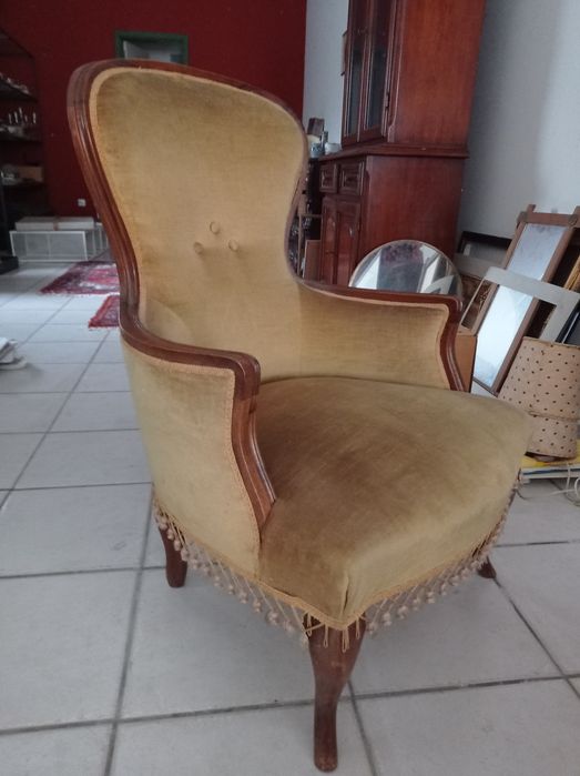 Bonito cadeirão em veludo