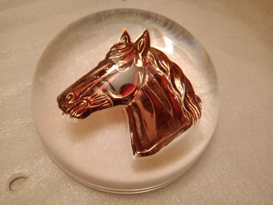 Pisa papéis com forma de cavalo - em vidro, com pintura dourada