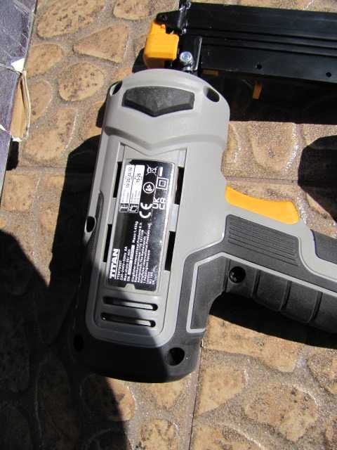 Gwoździarka Titan TTB970NST zszywacz elektryczny 1900W 15-32mm
