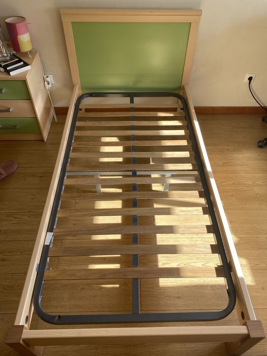 Cama de solteiro de madeira, com cabeceira verde