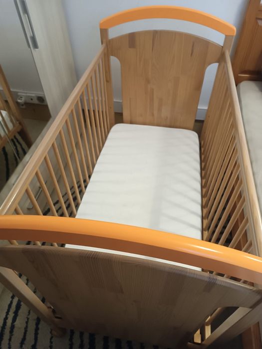 Berço para bebé com camodo para mudar as fraldas