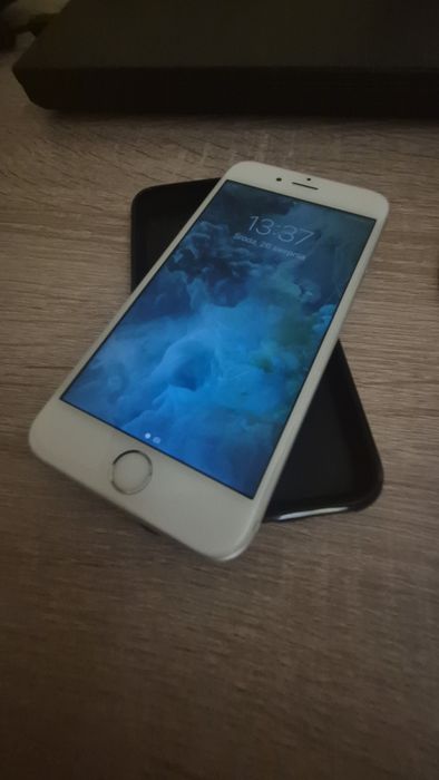 iPhone 6s 64GB + Etui i Kabel