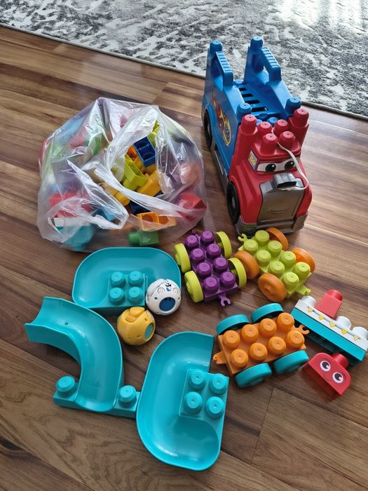 Klocki dla dziecka 1+ z torem kulkowym i tirem