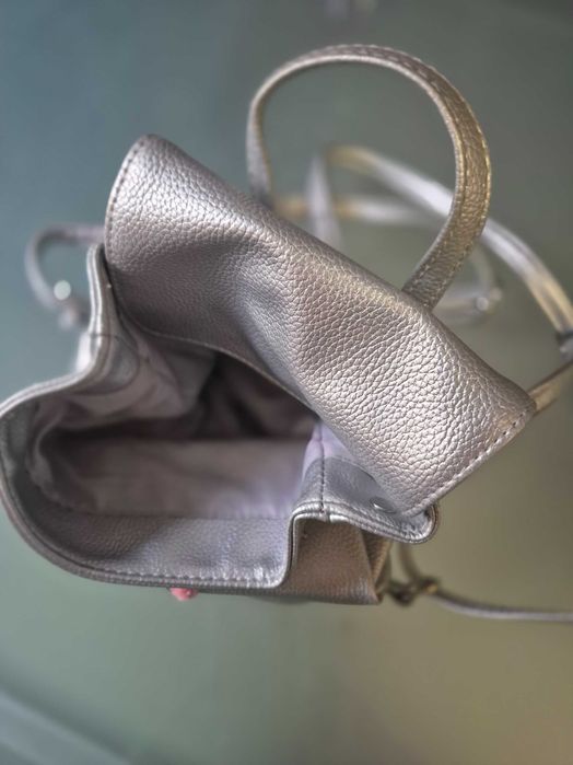 Mochila infantil prateada com unicórnio e estrela