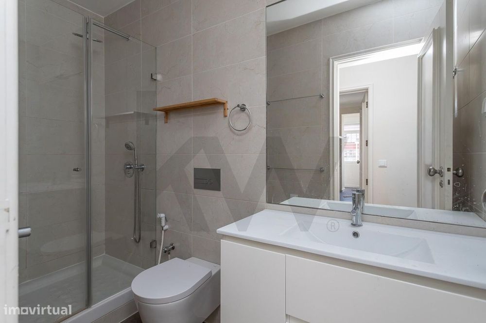 T2 renovado com varanda na Estrela | 2.300€/mês