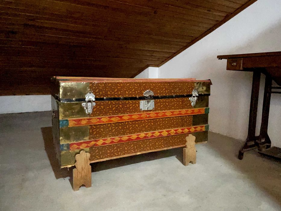 Vendo baú com apoios