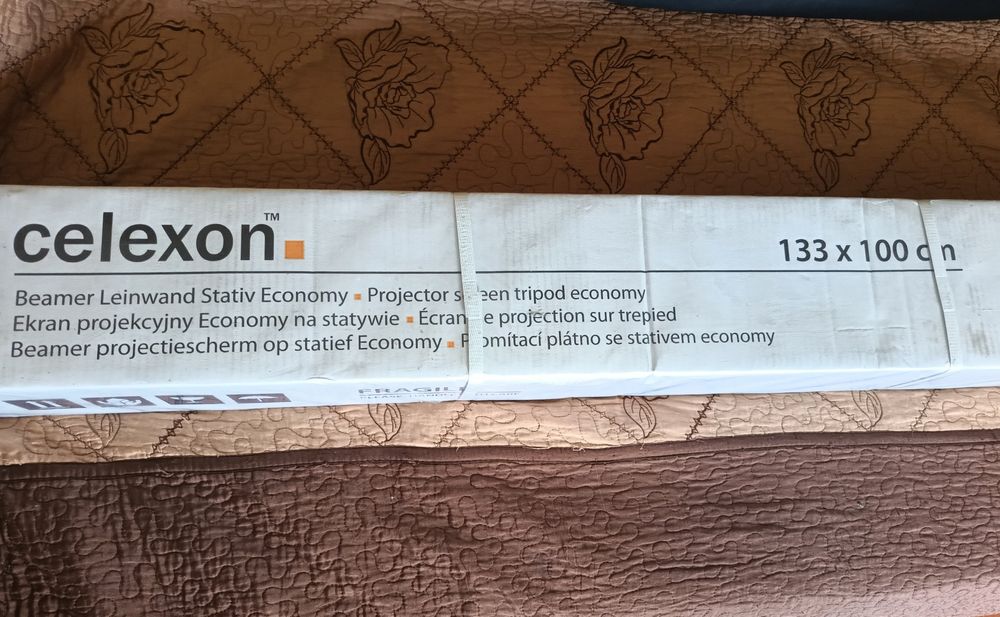 Ekran projekcyjny 133x100 na statywie