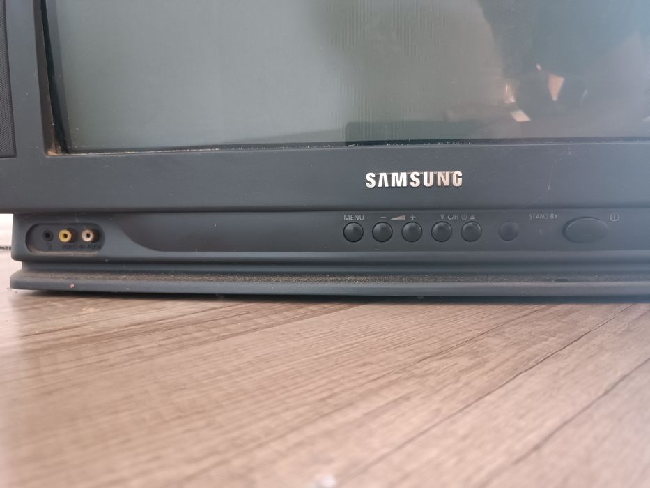 Продам телевізор з настінним кріпленням