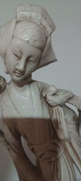 Estatueta de uma mulher japonesa