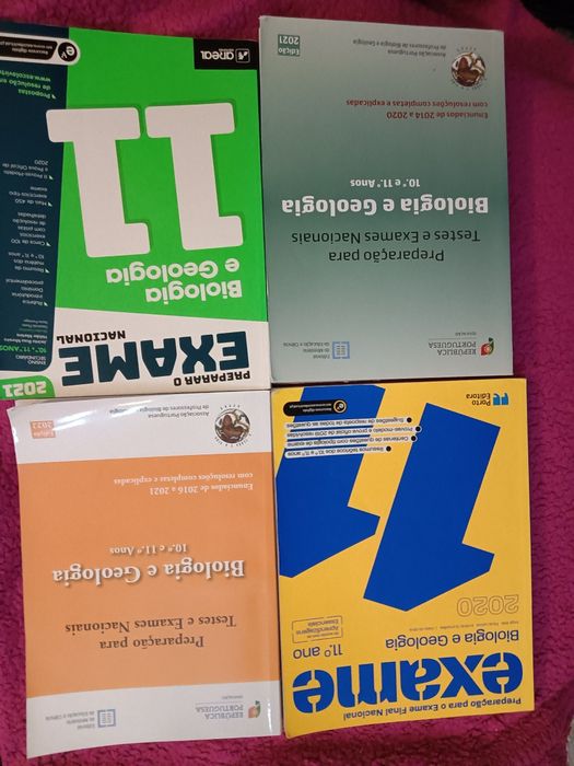 Livros de preparação para exame de Biologia.